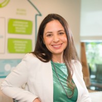 Cursos para empresas 4 Foto Andressa Borba, olhando para a camera e sorrindo,