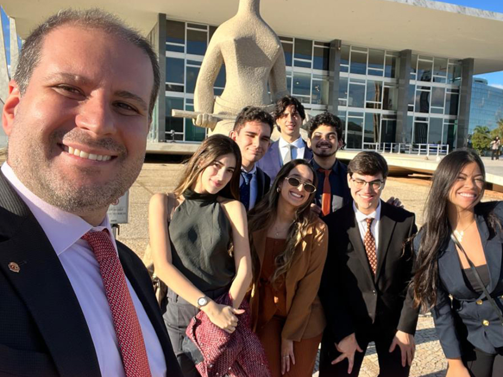 Alunos de Direito da ESPM vivenciam o sistema judiciário em visita a Brasília 1 Marcelo Crespo, Coordenador do curso de Direito na ESPM-SP, com estudantes em Brasília