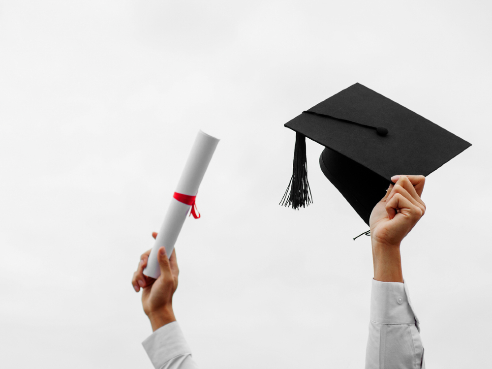 Primeiro, é importante entender que existem duas modalidades dessa pós-graduação: mestrado acadêmico e mestrado profissional.