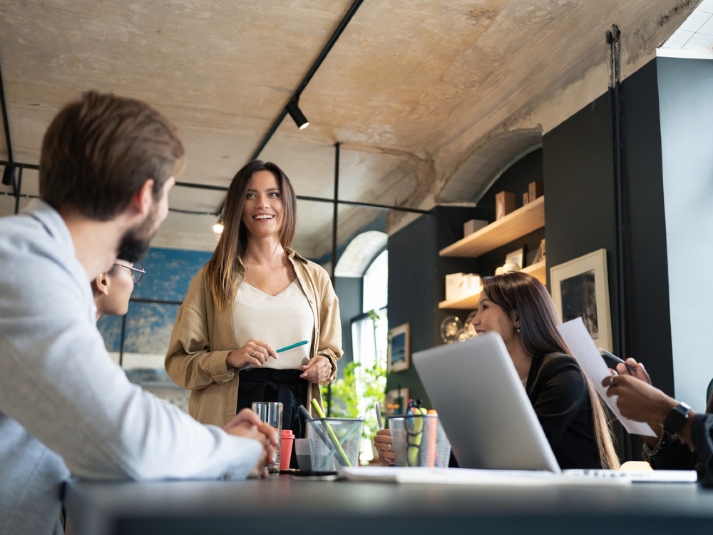 Liderar não é sinônimo de definir tarefas e dizer o que as pessoas têm que fazer. Gerir uma equipe tem a ver com estilo de liderança e cada chefe tem o seu.